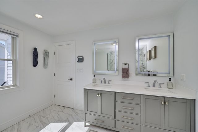 1096 Chestnut St 1096, Newton, MA 02464