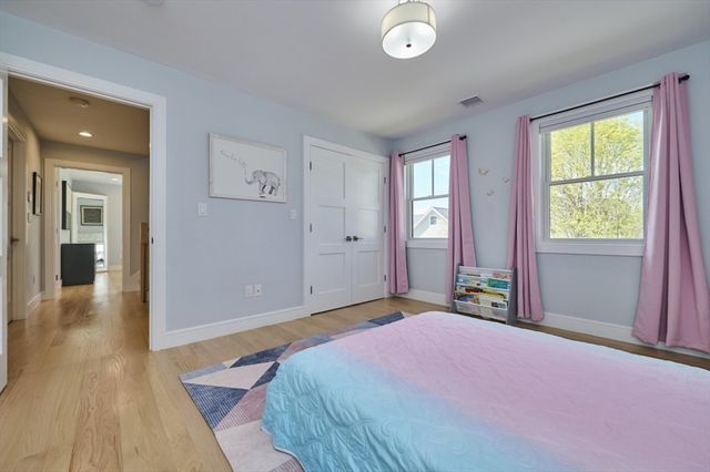 1096 Chestnut St 1096, Newton, MA 02464