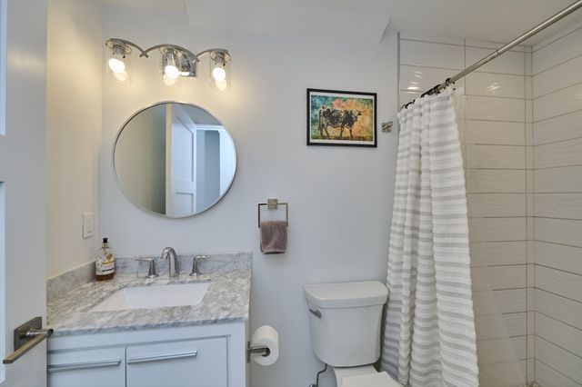 1096 Chestnut St 1096, Newton, MA 02464