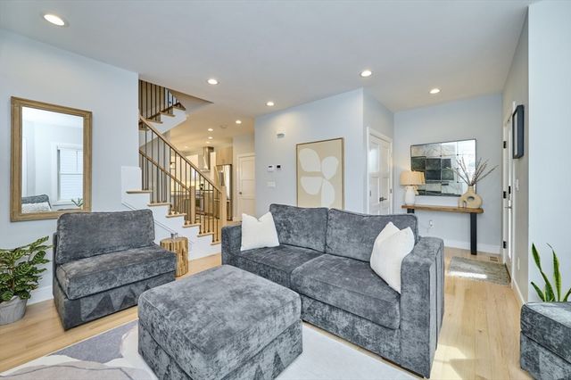1096 Chestnut St 1096, Newton, MA 02464
