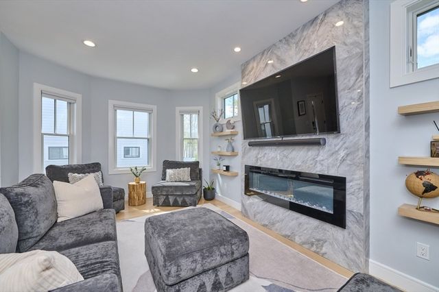1096 Chestnut St 1096, Newton, MA 02464