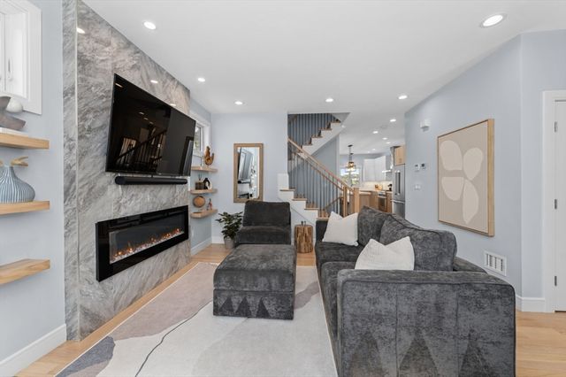 1096 Chestnut St 1096, Newton, MA 02464