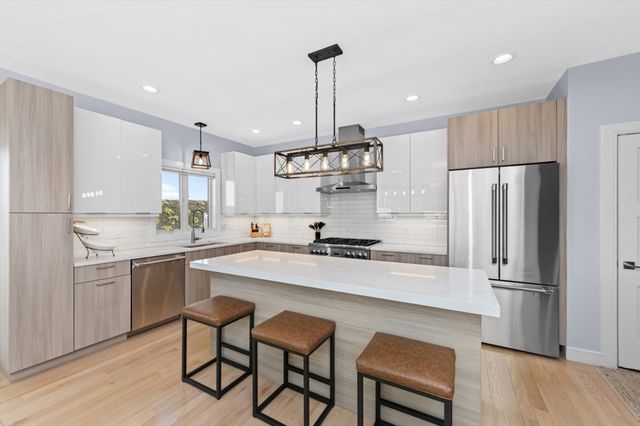1096 Chestnut St 1096, Newton, MA 02464