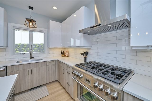 1096 Chestnut St 1096, Newton, MA 02464