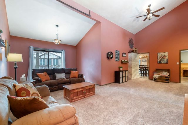 1307 Grandview Ave, Waverly, IA 50677