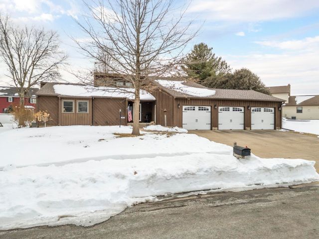 1307 Grandview Ave, Waverly, IA 50677