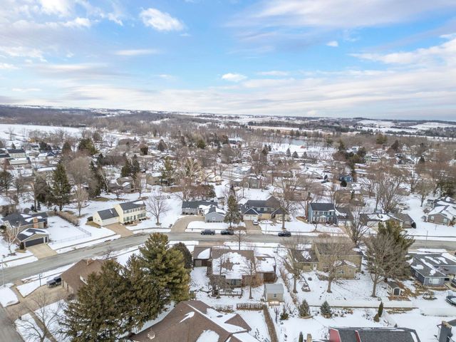 1307 Grandview Ave, Waverly, IA 50677