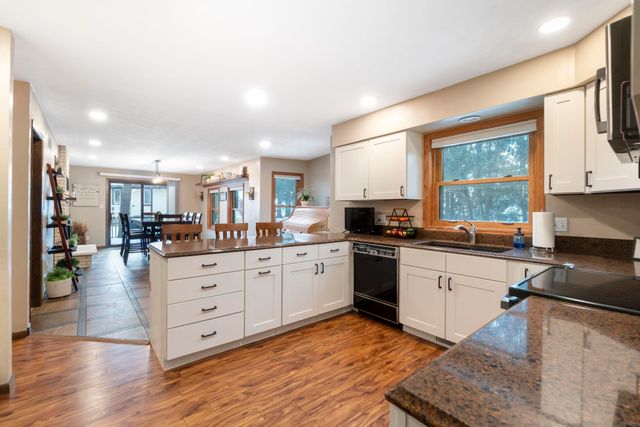 1307 Grandview Ave, Waverly, IA 50677