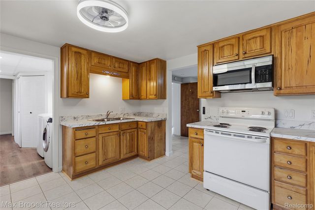 1392 Maple Grove Road, Lapeer Township, MI 48446