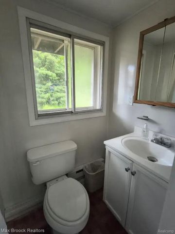 1392 Maple Grove Road, Lapeer Township, MI 48446