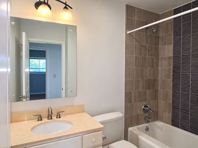 1070 Winwood Drive, Lake Forest, IL 60045