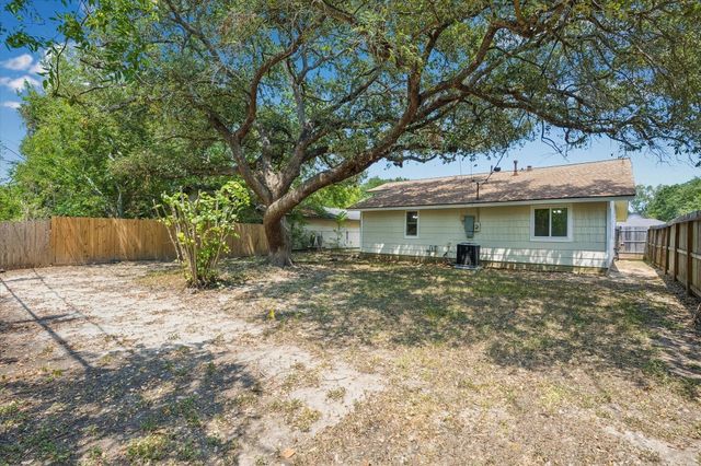 229 E Forest Avenue, Shoreacres, TX 77571