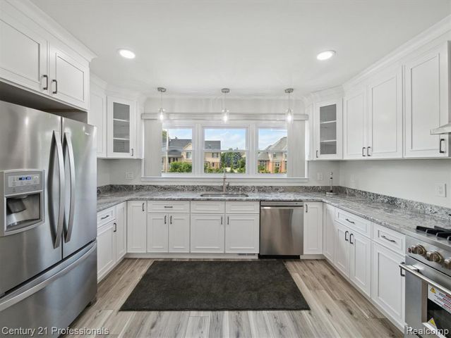 21120 Halsted Road, Farmington Hills, MI 48167