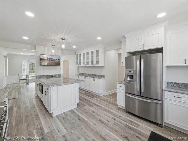 21120 Halsted Road, Farmington Hills, MI 48167