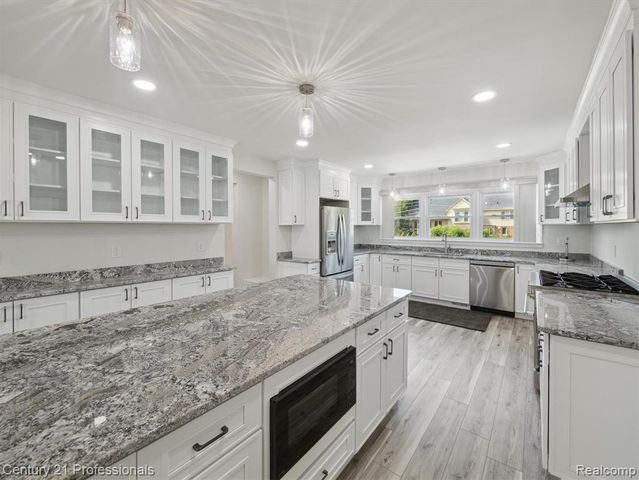 21120 Halsted Road, Farmington Hills, MI 48167