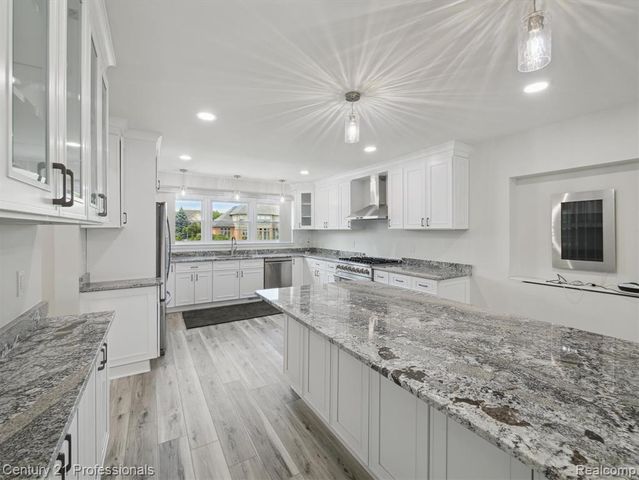 21120 Halsted Road, Farmington Hills, MI 48167