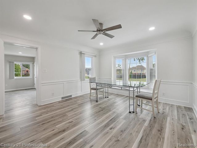 21120 Halsted Road, Farmington Hills, MI 48167
