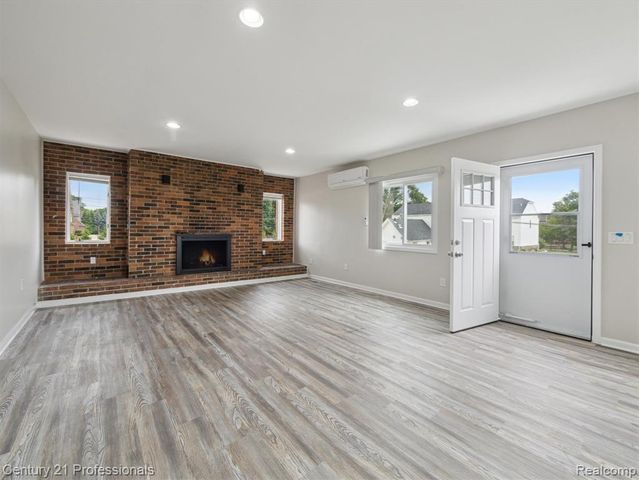 21120 Halsted Road, Farmington Hills, MI 48167