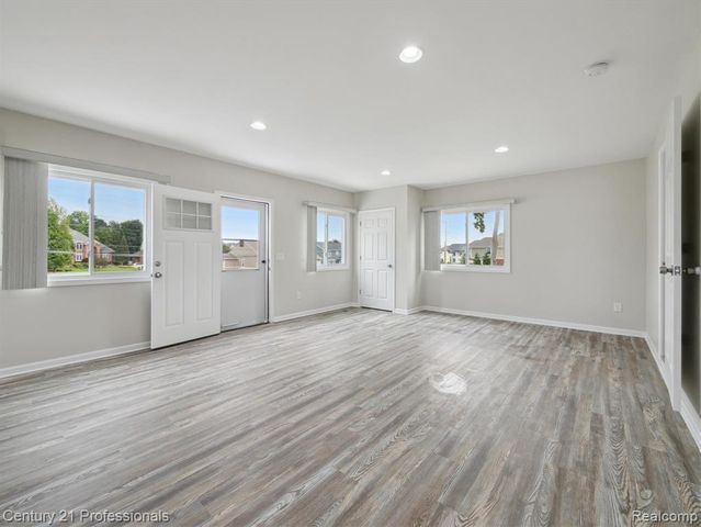 21120 Halsted Road, Farmington Hills, MI 48167
