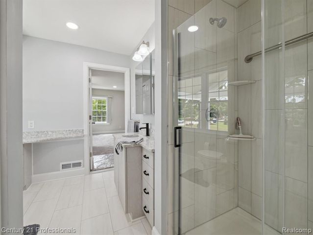 21120 Halsted Road, Farmington Hills, MI 48167