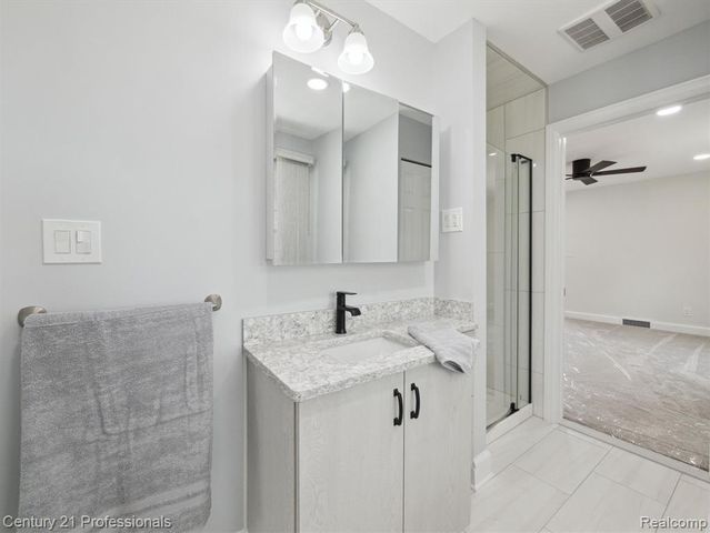 21120 Halsted Road, Farmington Hills, MI 48167