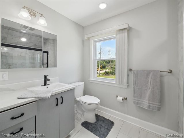 21120 Halsted Road, Farmington Hills, MI 48167