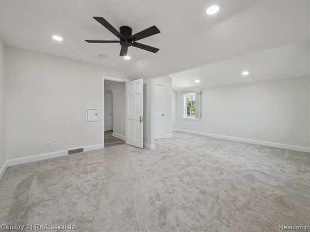 21120 Halsted Road, Farmington Hills, MI 48167