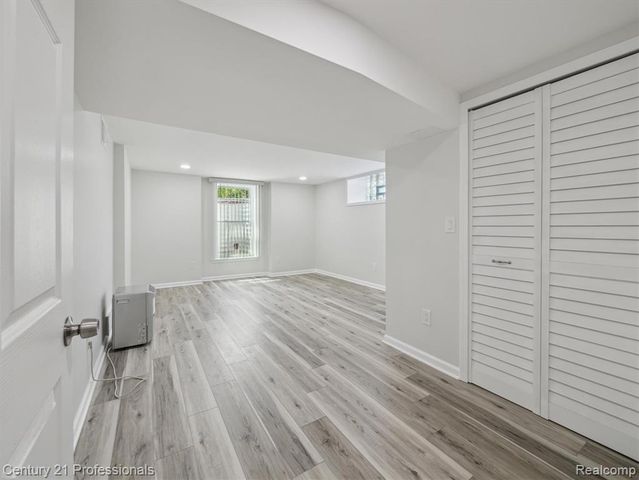 21120 Halsted Road, Farmington Hills, MI 48167