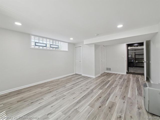 21120 Halsted Road, Farmington Hills, MI 48167