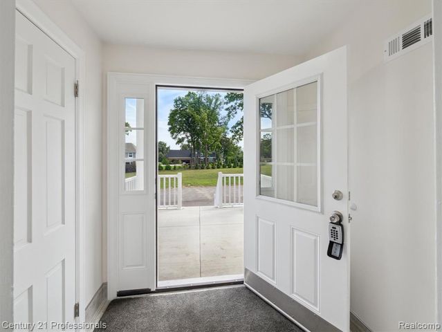 21120 Halsted Road, Farmington Hills, MI 48167