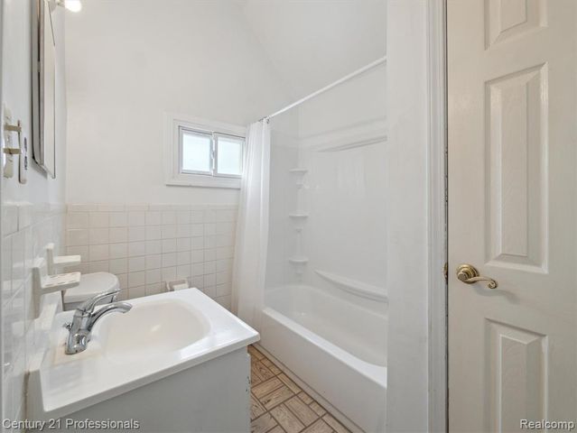 21120 Halsted Road, Farmington Hills, MI 48167