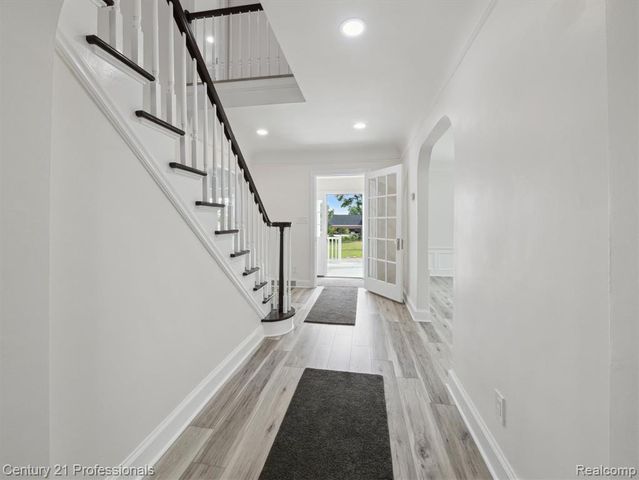 21120 Halsted Road, Farmington Hills, MI 48167