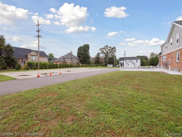 21120 Halsted Road, Farmington Hills, MI 48167