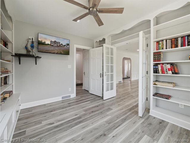 21120 Halsted Road, Farmington Hills, MI 48167