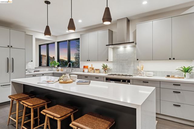 6356 Broadway Ter, Oakland, CA 94618