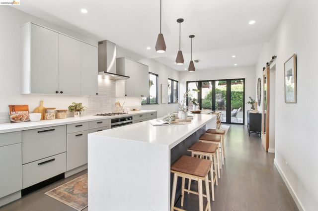 6356 Broadway Ter, Oakland, CA 94618