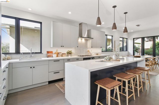 6356 Broadway Ter, Oakland, CA 94618