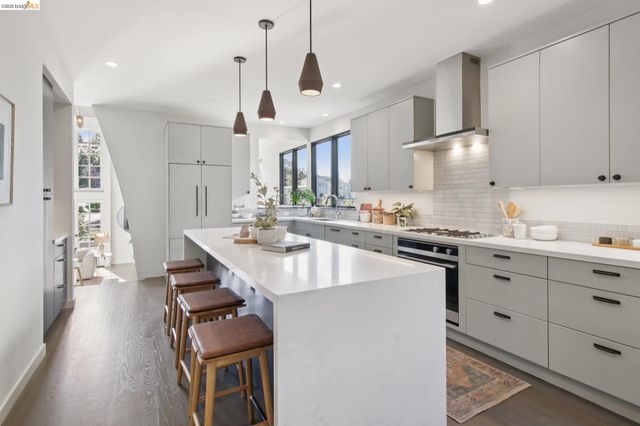 6356 Broadway Ter, Oakland, CA 94618