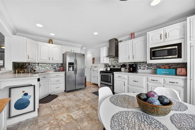 909 Dutch Mill Drive, Ballwin, MO 63011