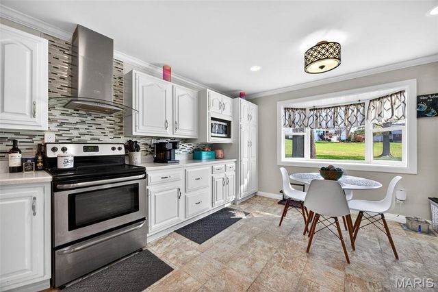 909 Dutch Mill Drive, Ballwin, MO 63011