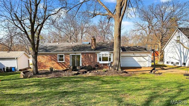 909 Dutch Mill Drive, Ballwin, MO 63011