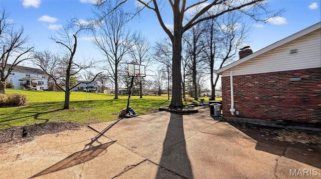 909 Dutch Mill Drive, Ballwin, MO 63011