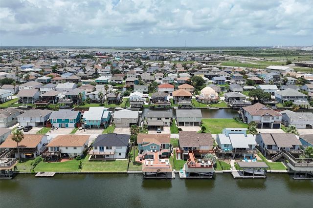 1078 Redfish Street, Bayou Vista, TX 77563