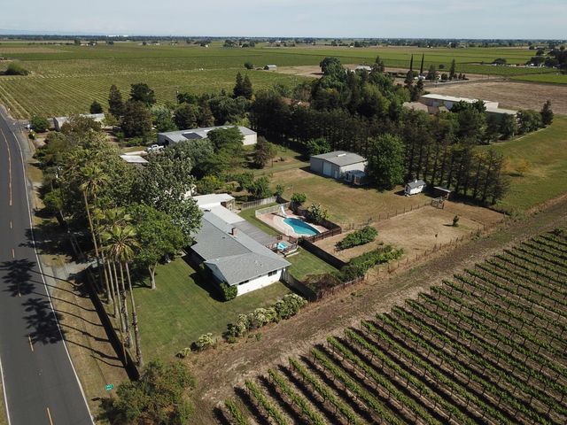 4592 W Woodbridge Rd, Lodi, CA 95242