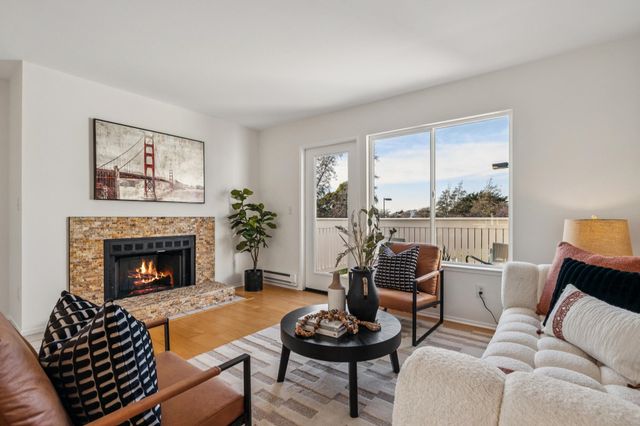 20 Marina Lakes Dr, Richmond, CA 94804