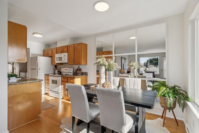 20 Marina Lakes Dr, Richmond, CA 94804