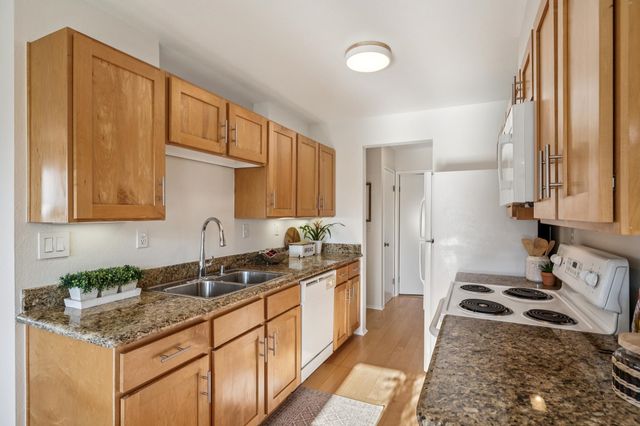 20 Marina Lakes Dr, Richmond, CA 94804