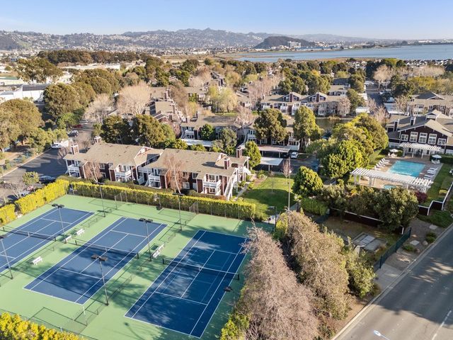 20 Marina Lakes Dr, Richmond, CA 94804