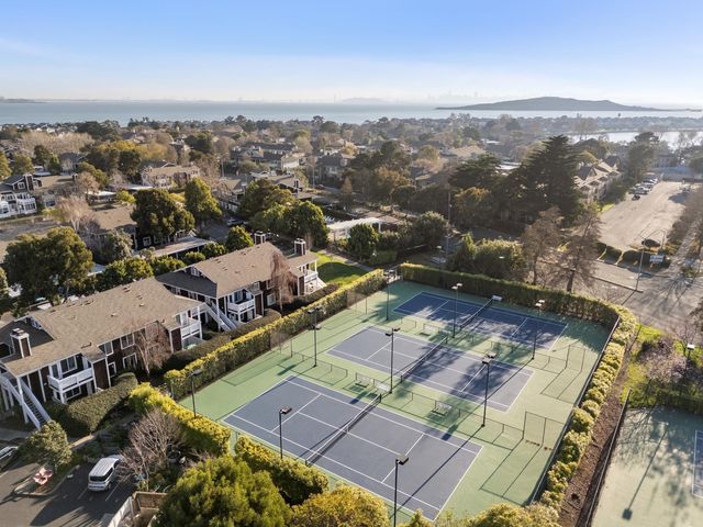 20 Marina Lakes Dr, Richmond, CA 94804