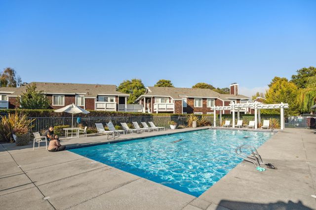 20 Marina Lakes Dr, Richmond, CA 94804